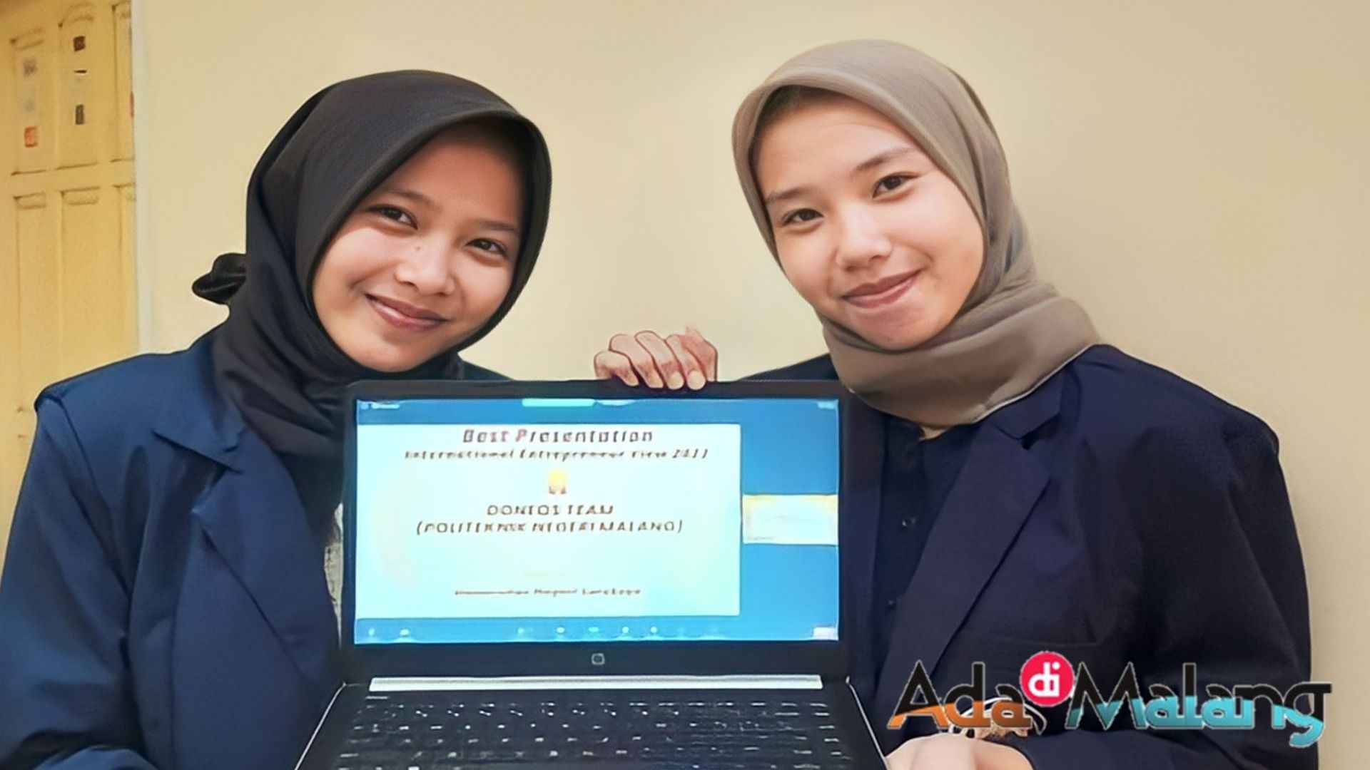 Salisa Maulidah dari prodi D-IV Manajemen Pemasaran dan Azkia Putri Permata Tsani dari Prodi D-IV Keuangan Polinema yang tergabung dalam Tim Doneos meraih Best Presentation di ajang Kompetisi Internasional