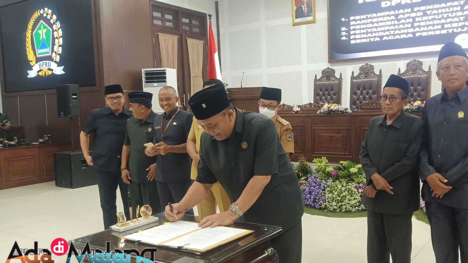 Ketua DPRD Kota Malang, I Made Riandiana Kartika, SE menandatangani Berkas Acara Persetujuan Bersama RAPBD 2023 menjadi APBD 2023 (Foto : AdaDiMalang.com/Agus Yuwono)