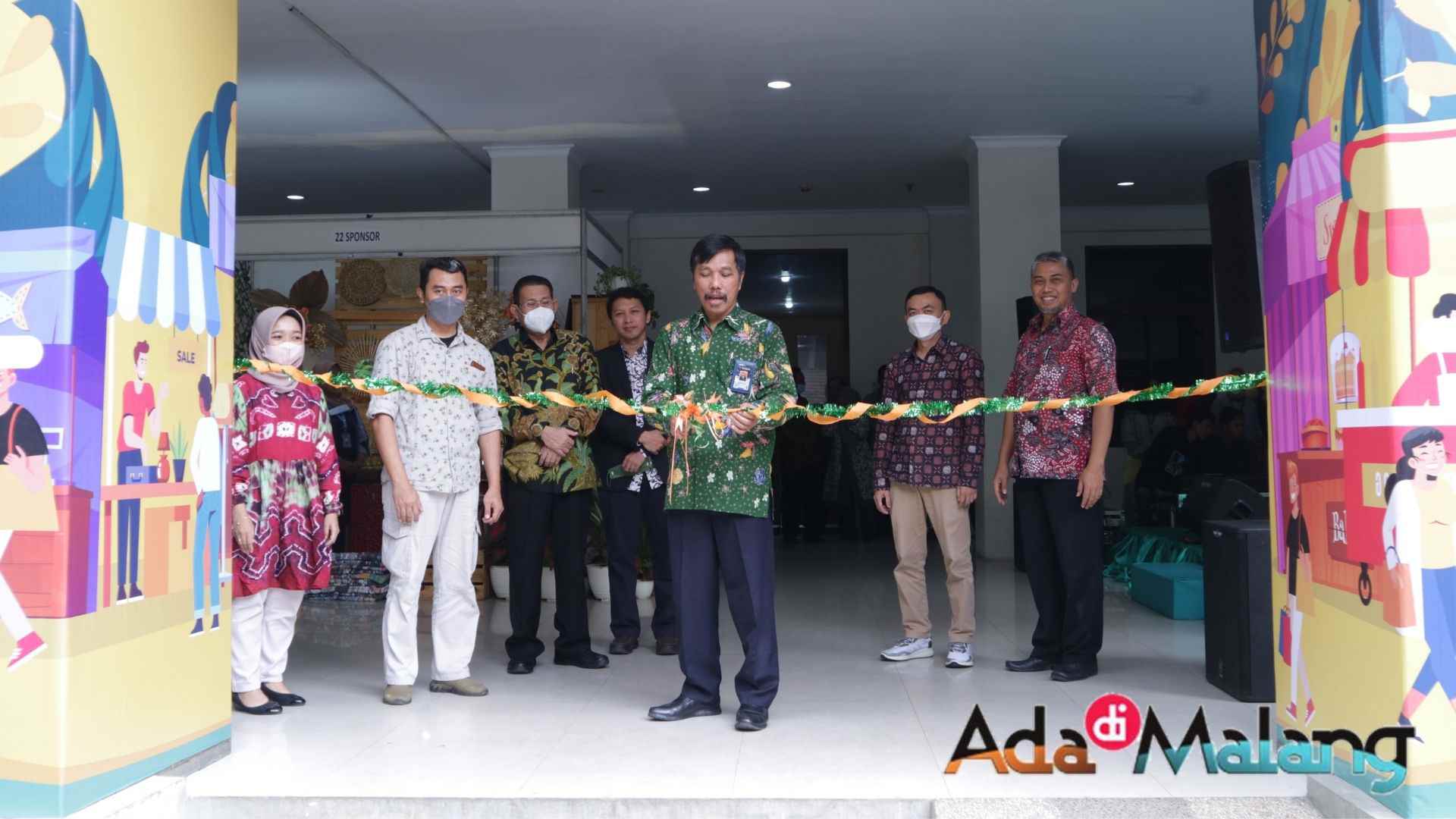 Dekan Fakultas Pertanian Universitas Brawijaya, Dr. Ir. Damanhuri, MS membuka secara resmi kegiatan bazar darlam rangkaian Feast of Agriculture