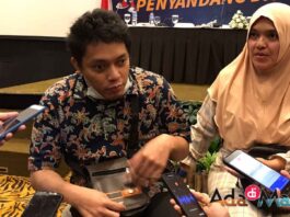 Muhammad Sholi (Kiri) ditemani Dewi sebagai pendampingnya (Kanan) saat menyampaikan keterangannya kepada awak media siang hari tadi (Foto : AdaDiMalang.com/Agus Yuwono)