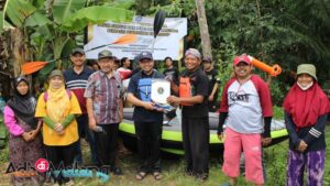 Rektor UWG Malang, Dr Agus Tugas Sudjianto ST., MT., menyerahkan hibah peralatan Water Sport Tourism kepada warga (Foto : Istimewa)