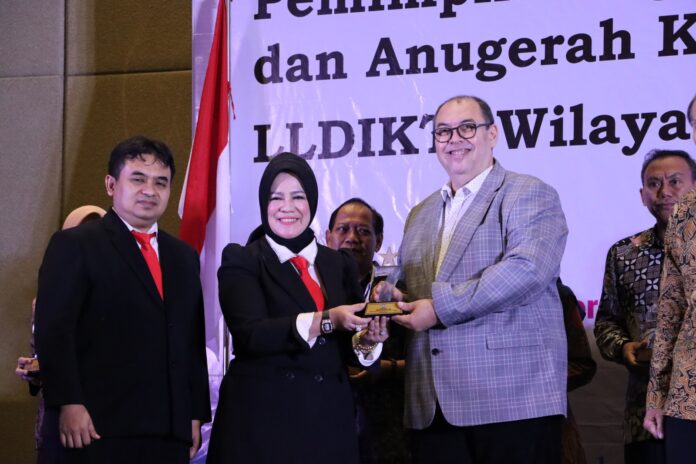 Ketua STIE Malangkuçeçwara, Drs Bunyamin, MM., PH.D saat menerima penghargaan Anugerah Kampus Unggulan (AKU) tahun 2022 dari Kepala LLDIKTI Wilayah VII Jatim