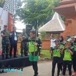 Rektor Universitas Brawijaya memberangkatkan para pelari Napak Tilas Raden Wijaya dari Pendopo Agung Trowulan Mojokerto menuju ke Universitas Brawijaya yang terbagi dalam 3 etape untuk menempuh rute sejauh 107 kilometer (Foto : AdaDiMalang.com/Agus Yuwono)
