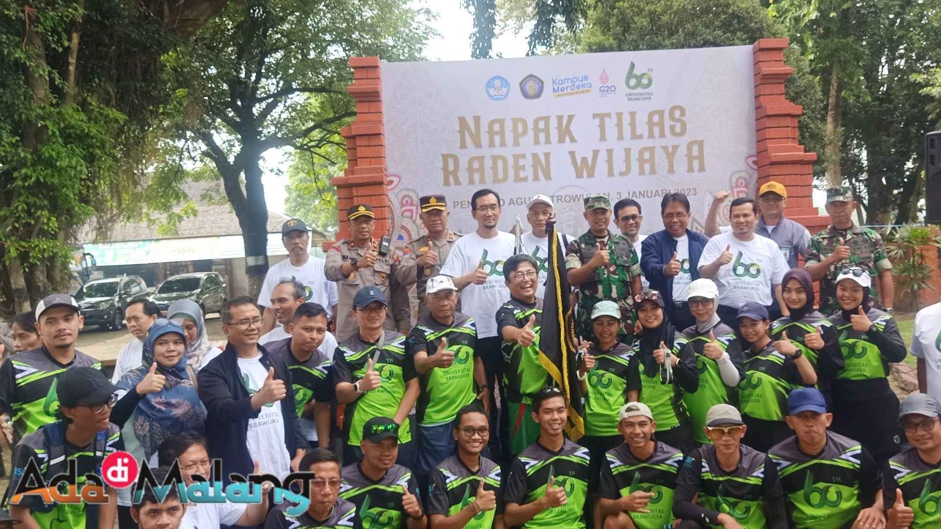 Para pelari Napak Tilas Raden Wijaya mengabadikan momen sebelum memulai Napak Tilas (Foto : AdaDiMalang.com/Agus Yuwono)
