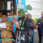 Wali Kota Malang, Drs H. Sutiaji dan Ketua TP PKK Kota Malang Widayati Sutiaji saat membayar Pajak Bumi dan Bangunan (PBB) dalam kegiatan launching SPPT PBB di halaman Balaikota Malang pagi tadi (Foto : AdaDiMalang.com/Agus Yuwono)