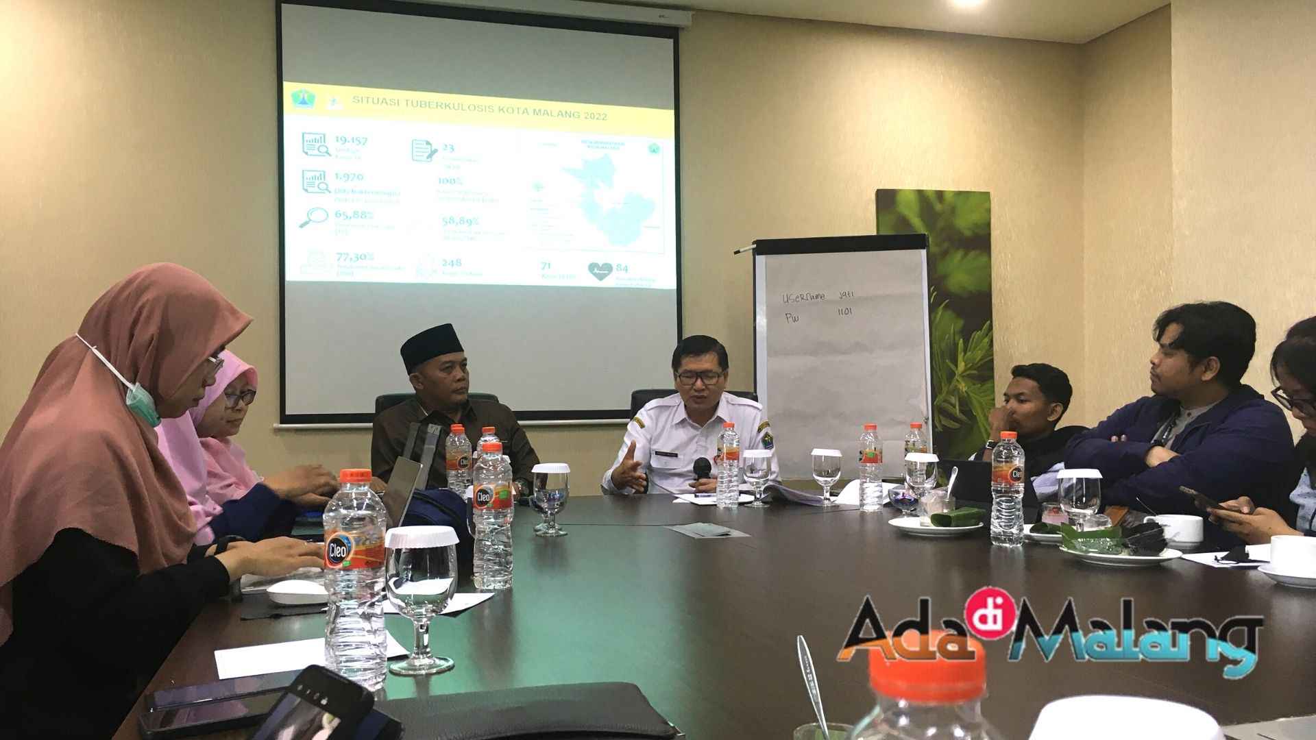 Ketua DPRD Kota Malang I Made Riandiana Kartika SE., MM (Kiri) bersama Kepala Dinas Kesehatan Kota Malang dr Husnul Muarif dalam kegiatan FGD Upaya Kolaborasi dan Pernyataan Bersama Penanggulangan Tuberkolosis di Kota Malang (Foto : AdaDiMalang.com / Agus Y)