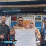 Wakil Wali Kota Malang, Ir. H. Sofyan Edi Jarwoko bersama istri saat membayar PBB di Gerai Mobile Indomaret di halaman Balaikota Malang pagi tadi (Foto : AdaDiMalang.com/Agus Yuwono)