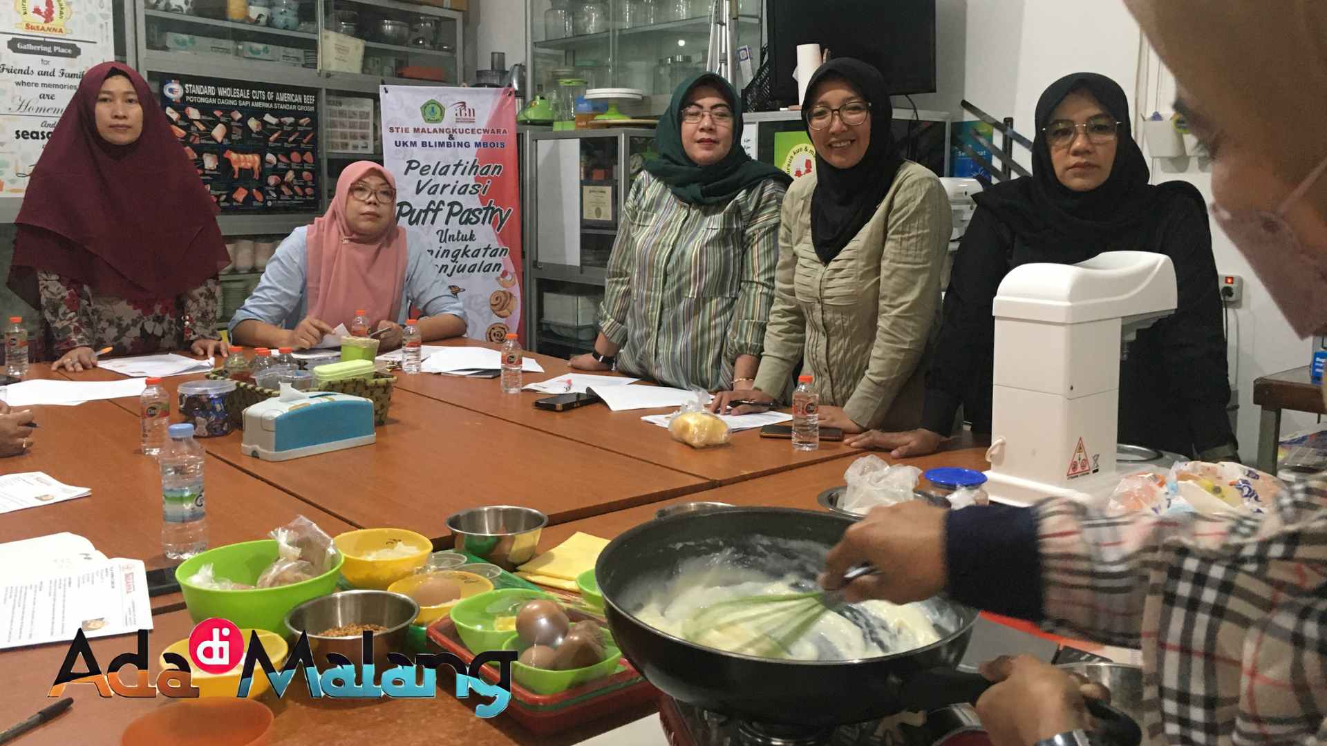 Anggota UKM Blimbing Mbois mempraktikkan secara langsung pembuatan Puff Pastry di tempat Kursus Kue Susanna Malang bersama STIE Malangkuçeçwara (Foto : Agus Y / AdaDiMalang.com)