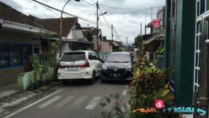 Tetap banyak terjadi pelanggaran meski telah dibuat menjadi jalur 1 arah di jalan LA Sucipto XXII A (Lokcari) paska pembongkaran jembatan di jalan Simpang LA Sucipto (Foto : Agus Yuwono/AdaDiMalang.com)