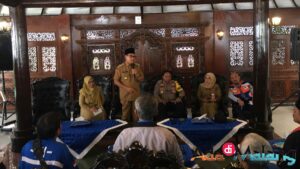 Wali Kota Malang, Drs H. Sutiaji saat melakukan audiensi dengan perwakilan sopir mikrolet di Gazebo Balaikota Malang (Foto : Agus Yuwono / AdaDiMalang.com)