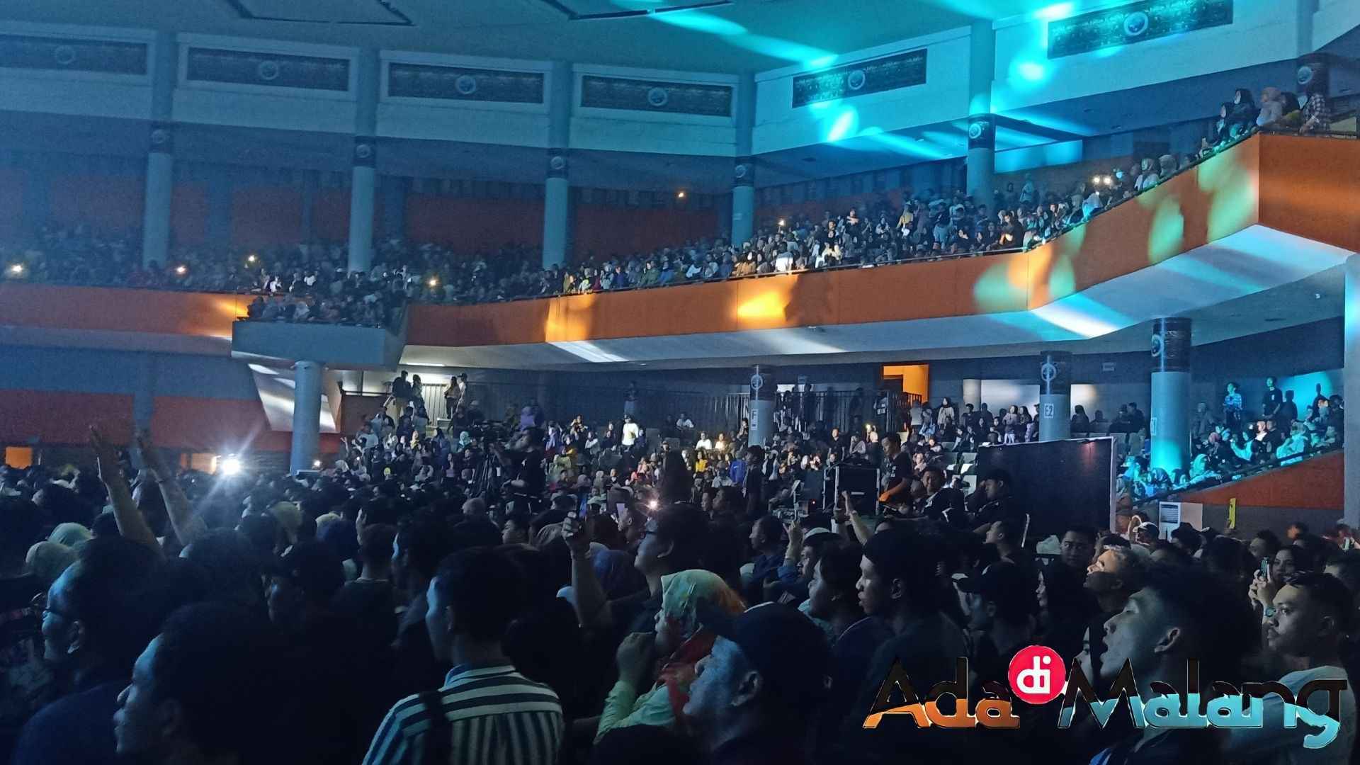 Penonton meluber hingga memenuhi semua tribun di bagian atas Graha Cakrawala UM (Foto : Agus Yuwono / AdaDiMalang.com)