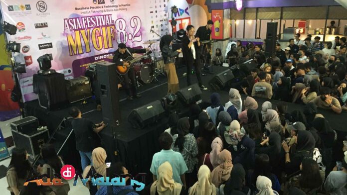Acara ASIA Festival MYGIF 8.2 Institut ASIA Malang menyedot animo pengunjung Mall Dinoyo City Kota Malang (Foto : Agus Y / AdaDiMalang.com)