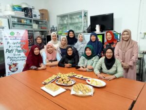 Anggota UKM Blimbing Mbois usai mengikuti pelatihan berswa foto bersama makanan hasil produksinya