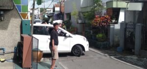 Warga yang berjaga meminta pengendara mobil yang melanggar jalur 1 arah untuk kembali (foto : istimewa)