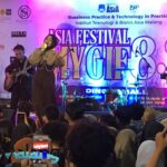 Eltasya Natasha tampil memukau menghibur pengunjung Mall Dinoyo City untuk menyaksikan ASIA Festival MYGIF 8.2 Institut ASIA Malang (Foto : Agus Y / AdaDiMalang.com)
