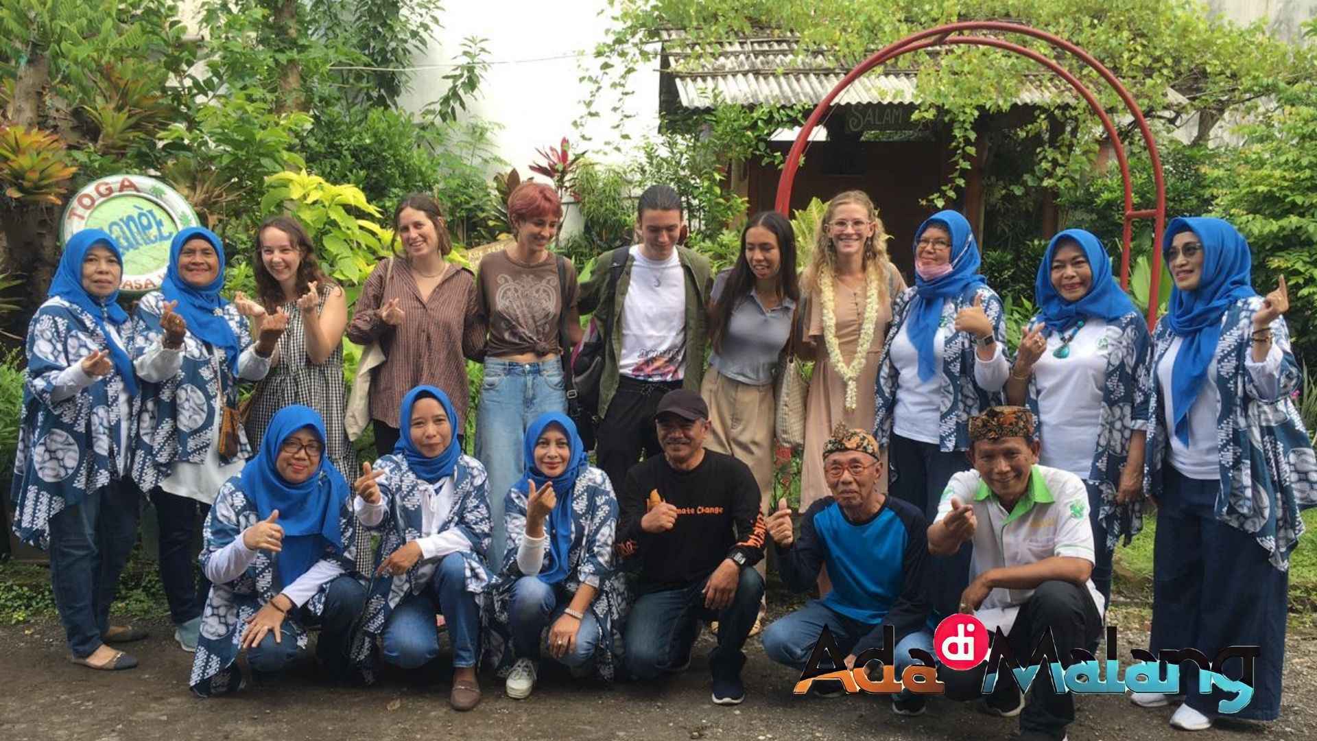 Para mahasiswa Amerika Serikat saat berkunjung di Taman Toga Wonosari Go Green (WNS) pagi tadi (Foto : Agus Yuwono / AdaDiMalang.com)