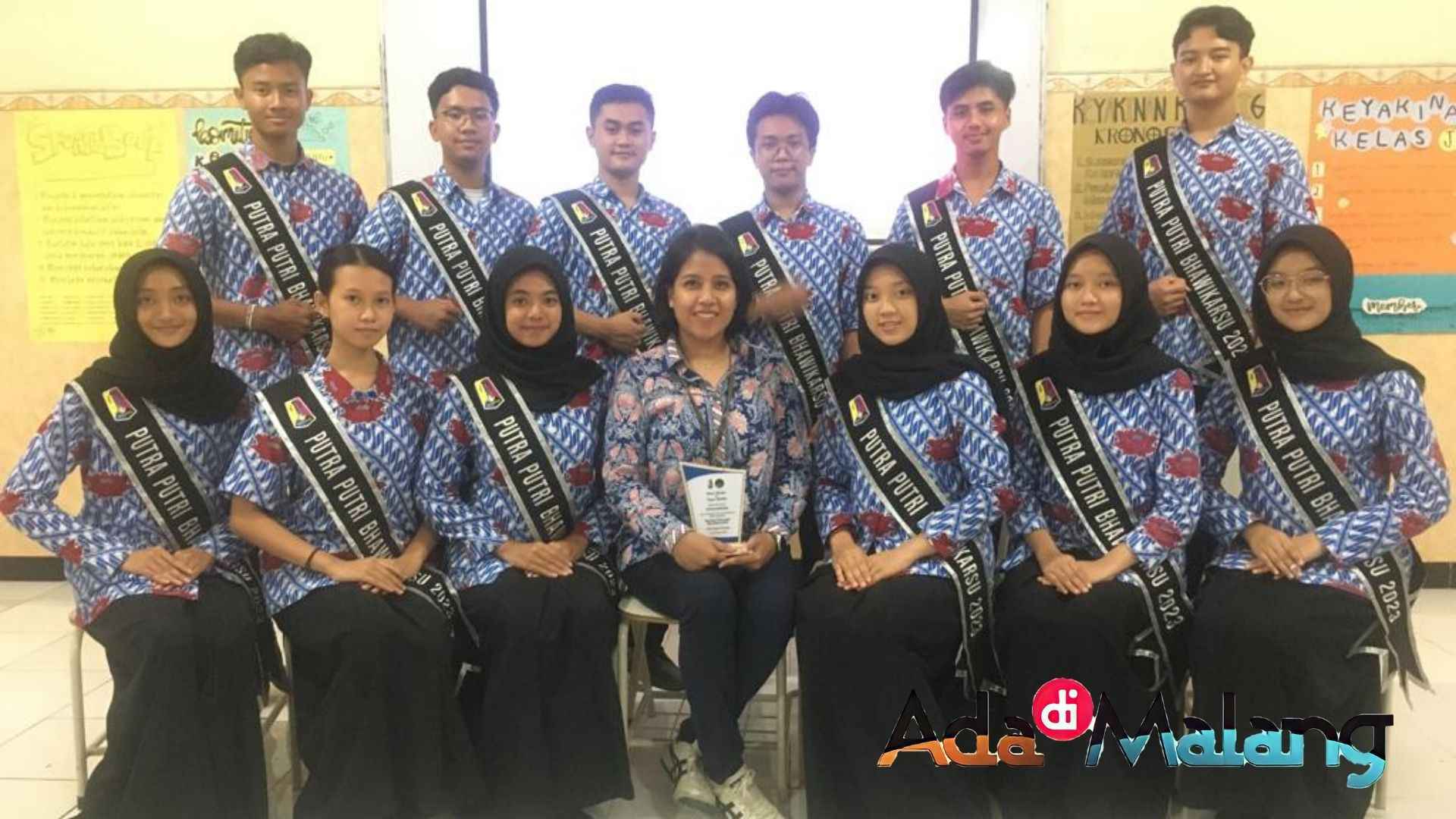 Sylva Hapsari bersama 12 Finalis Putra Putri Bhawikarsu SMAN 3 Kota Malang (Foto : Agus Yuwono / AdaDiMalang com)