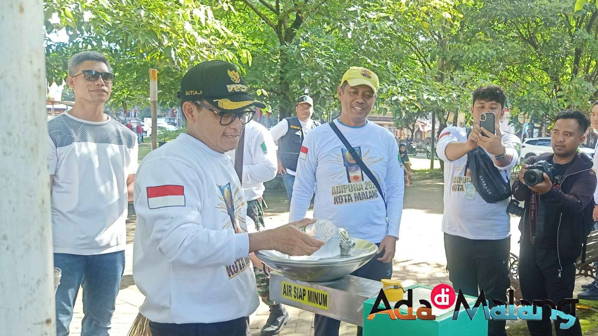 Wali Kota Sutiaji mencoba meminum air langsung dari fasilitas ZAM (Zona Air Minum) yang ada di Alun-Alun Merdeka Malang (Foto : Agus Yuwono / AdaDiMalang.com) 