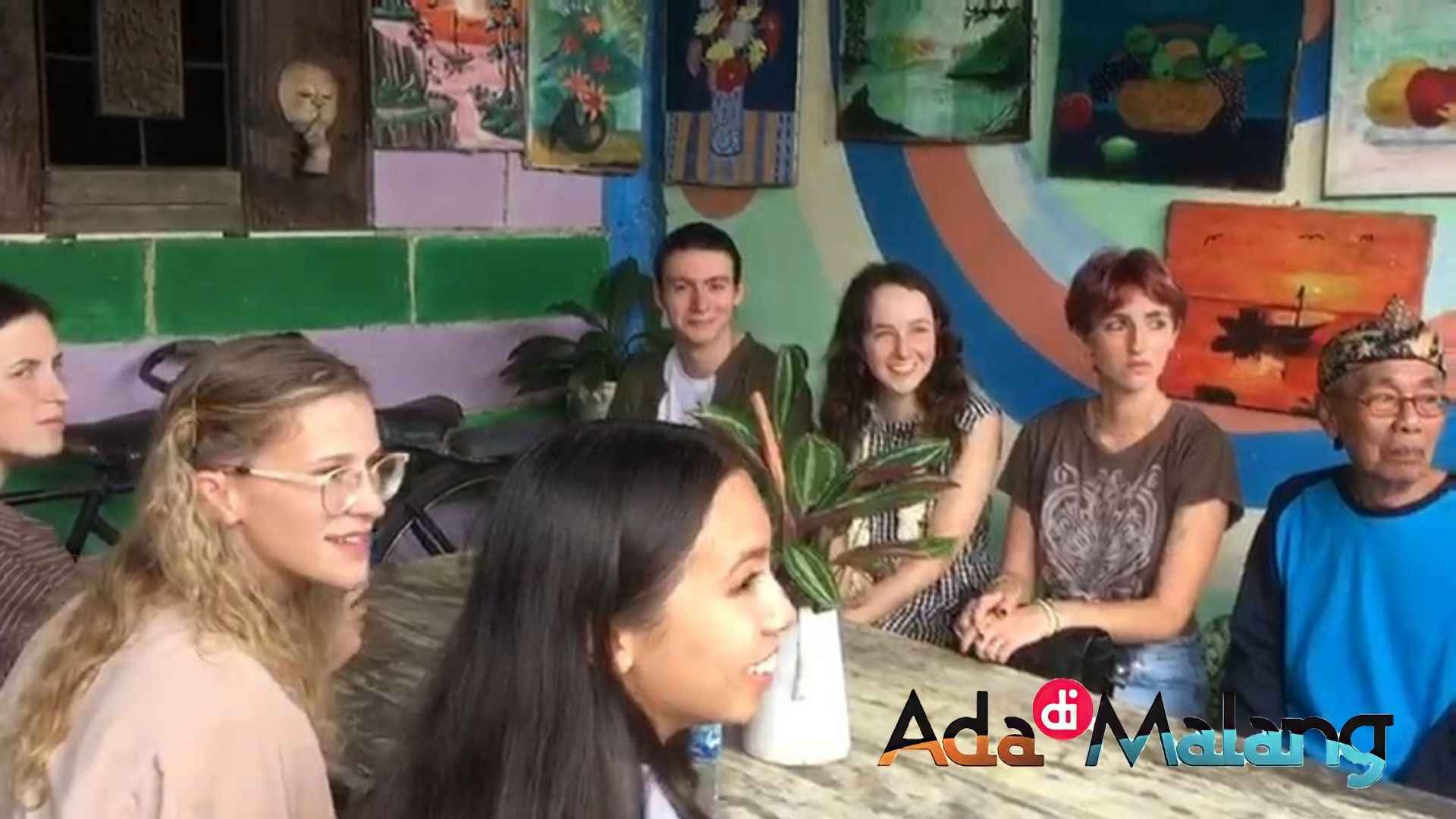 Mahasiswa asing dari berbagai Universitas di Amerika ini tengah bersantai di taman Panci Lorek WNS (Foto : Agus Yuwono / AdaDiMalang.com) 