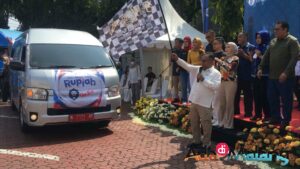 Kepala Kantor Perwakilan Bank Indonesia (BI) Malang, Samsun Hadi memberangkatkan rombongan Mobil Kas Keliling untuk mulai melayani penukaran uang kepada masyarakat melalui Program Serambi 2023 (Foto : Agus Yuwono / AdaDiMalang.com)