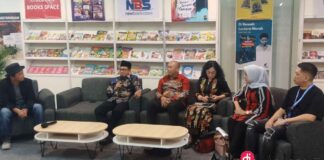Wali Kota Malang Drs H. Sutiaji saat melakukan jagongan bersama Publisher. Penulis dan masyarakat di MCC