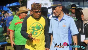 Pembina Lingkungan Tingkat Nasional Ir. H. Bambang Irianto saat berdialog bersam Direktur Polinema saat hadir dalam kegiatan Merti Bumi di Kampus Politeknik Negeri Malang