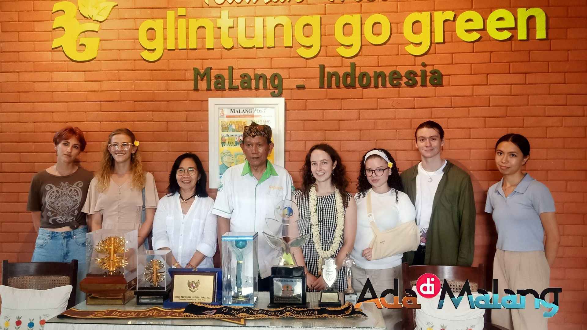 Manager Glintung Go Green, Ir. H. Bambang Irianto bersama mahasiswa asing dari Amerika Serikat dan Academic Director SIT Study Abroad (Foto : Agus Yuwono / AdaDiMalang.com)