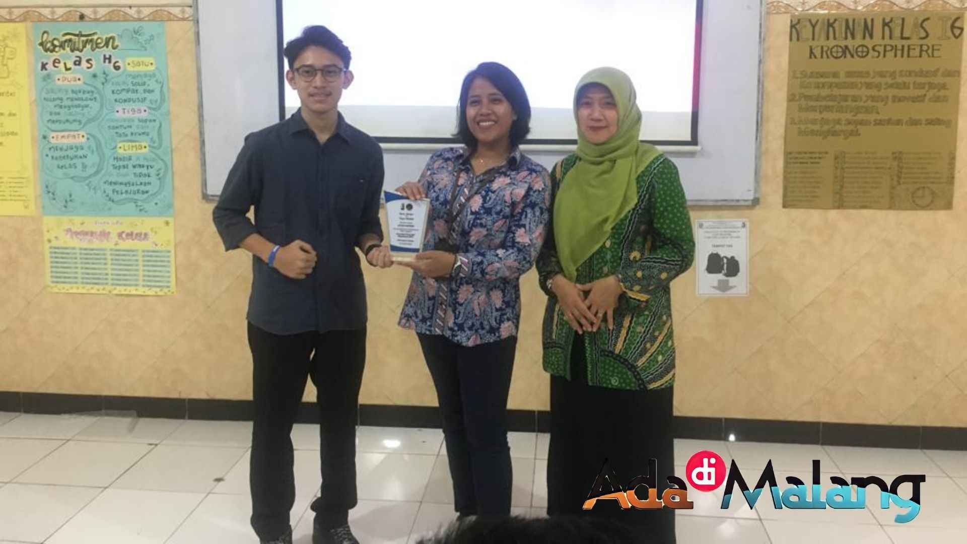 Sylva Hapsari bersama Ketua Panitia PPB dan Guru Kordinator PPB SMAN 3 Kota Malang (Foto : Agus Yuwono / AdaDiMalang com)