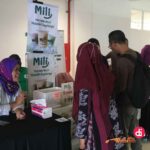 Pengunjung MCC tengah membeli produk Teh tarik 'Mili' yang juga membuka stand di MCC hari ini (Foto :Agus Yuwono / AdaDiMalang.com)