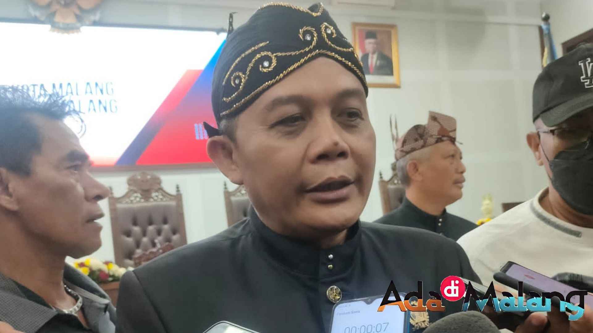 Ketua DPRD Kota Malang, I Made Riandiana Kartika, SE., MM saat memberikan keterangan kepada awak media usai Rapat Paripurna