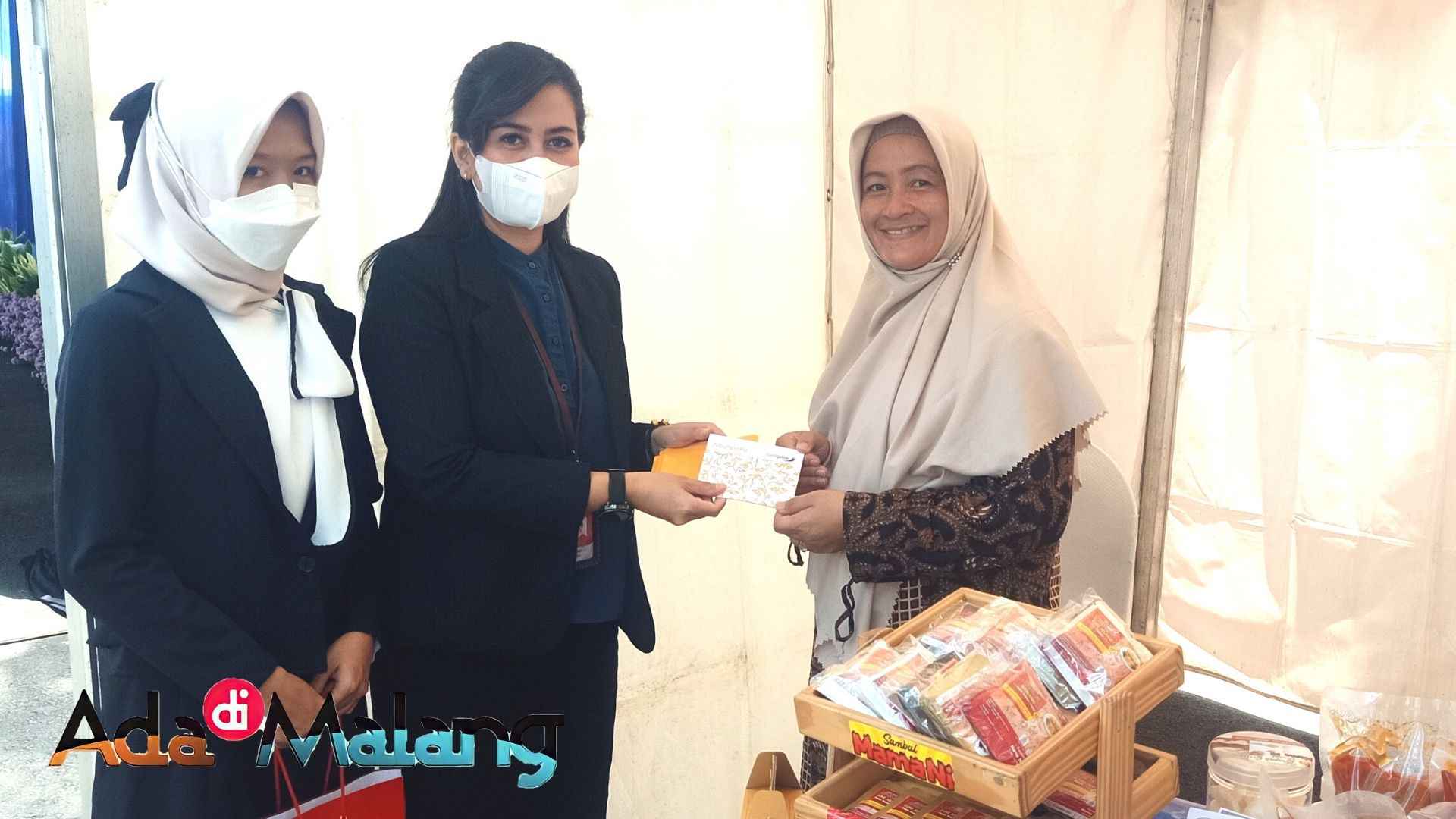 Petugas dari Bank Jatim Kantor Cabang (KC) Kota Malang tengah memberikan buku tabungan dan QRIS secara gratis kepada pelaku UMKM yang mengikuti pameran tadi pagi (Foto : Agus Yuwono / AdaDiMalang.com)