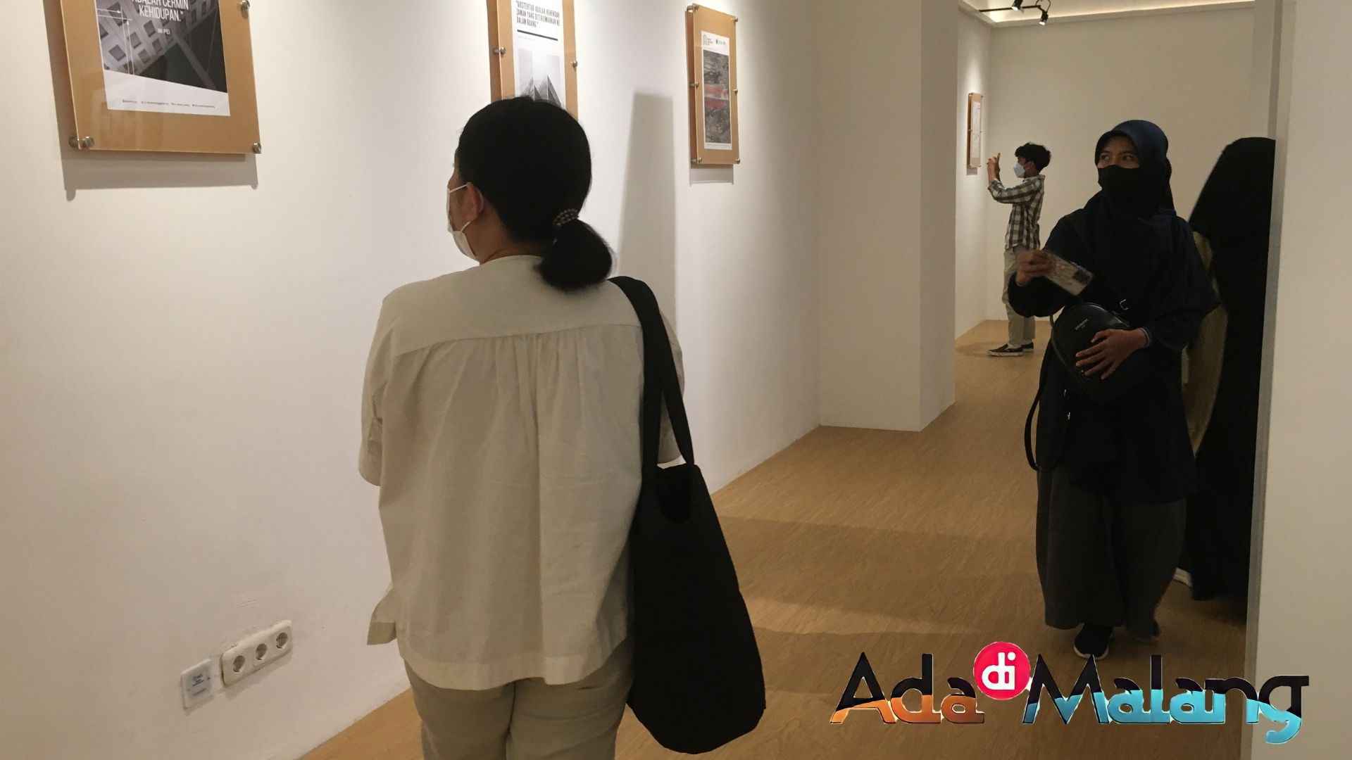 Dosen Pengajar dan Mahasiswa Arsitektur menikmati berbagai karya arsitektur yang dipamerkan di lantai 2 MCC Kota Malang (Foto : Agus Yuwono / AdaDiMalang.com)