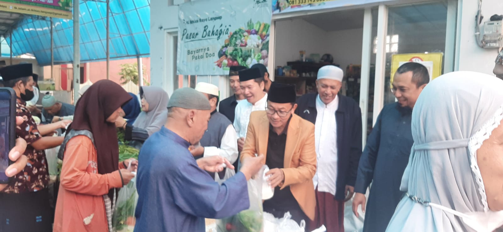 Wali Kota Malang, Drs H. Sutiaji berinteraksi bersama masyarakat dan jamaah Masjid Al Ihklas Raya Langsep Kota Malang yang mengunjungi Pasar Bahagia