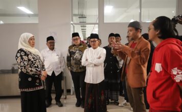 Gubernur Jawa Timur berdialog bersama pelaku ekonomi kreatif Kota Malang saat mengunjungi Malang Creative Center bersama Wali Kota Malang