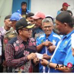 Wali Kota Malang Drs H. Sutiaji menyerahkan bantuan BBM berupa voucher (kupon) BBM kepada sopir mikrolet di Terminal Arjosari Kota Malang