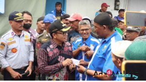 Wali Kota Malang Drs H. Sutiaji menyerahkan bantuan BBM berupa voucher (kupon) BBM kepada sopir mikrolet di Terminal Arjosari Kota Malang