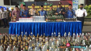 Wali Kota Malang Drs H. Sutiaji bersama Kapolresta Malang Kota Kombes Pol Budi Hermanto, SIK dan perwakilan Forkopimda Kota Malang sebelum melakukan pemusnahan ribuan minuman keras hasil sitaan selama Bulan Ramadhan 1444 H (Foto : Agus Yuwono / AdaDiMalang.com)