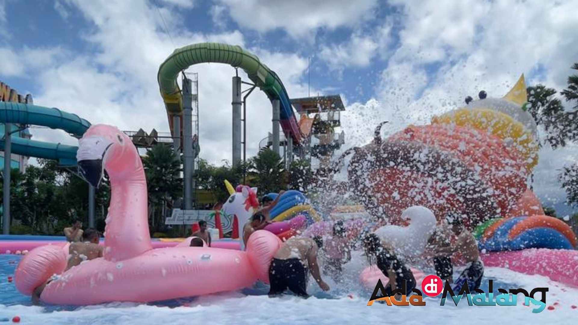 Pengunjung tengah mandi busa di salah satu wahana Hawai Water Park