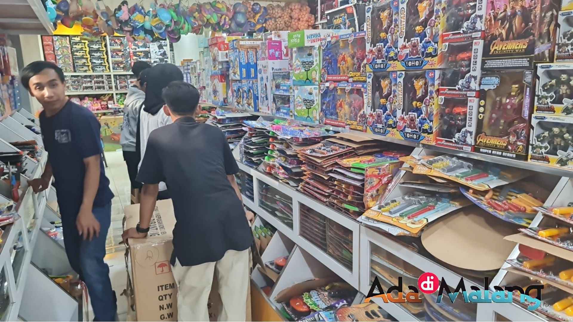 Banyak Pembeli yang berdatangan ke Toko mainan Sion Toys Kota Batu selama libur Lebaran hingga akhir bulan ini
