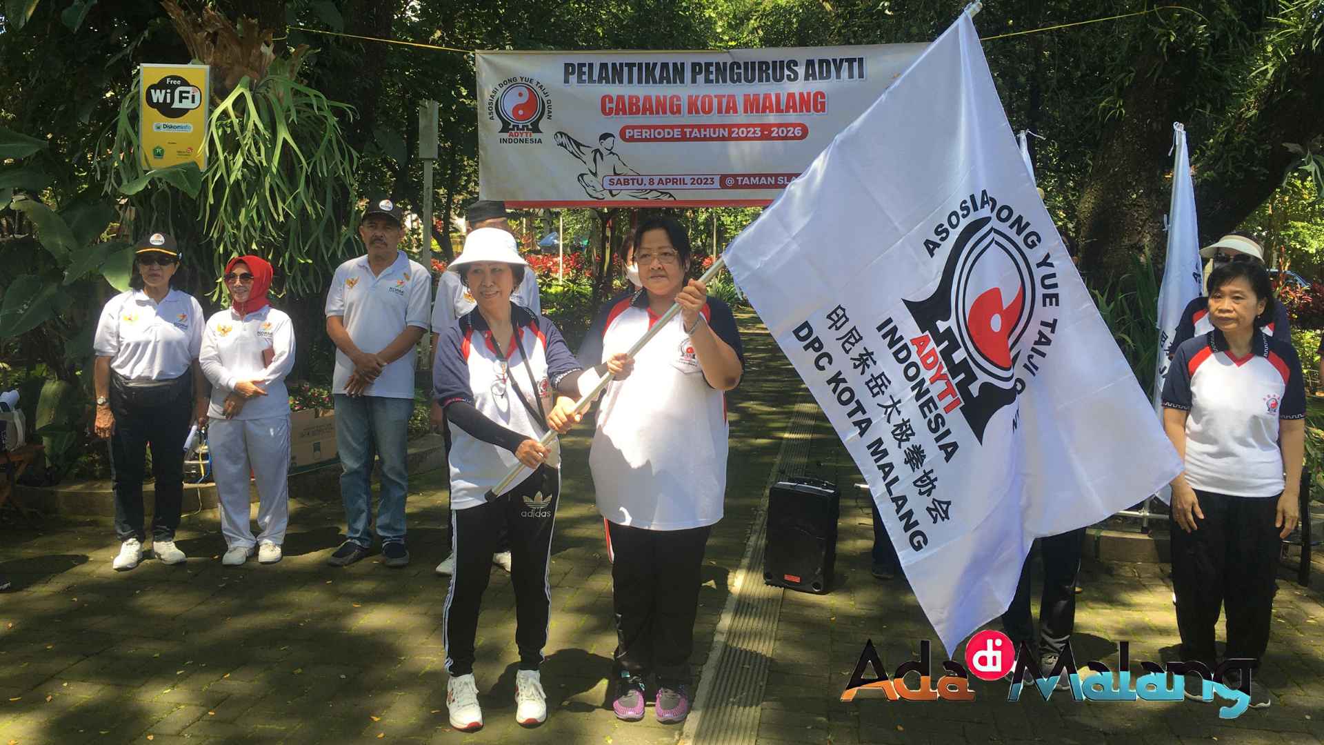 Ketua DPD ADYTI Jawa Timur, Erlin Damayanti saat menyerahkan Pataka ADYTI kepada Ketua DPC ADYTI Kota Malang (Foto : Agus Yuwono / AdaDiMalang.com)