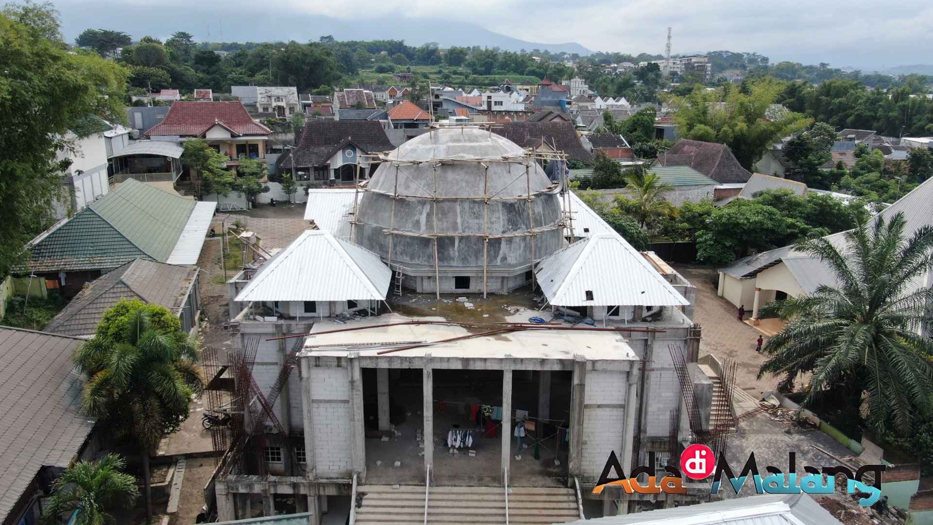 Penampakan pembangunan Masjid Bahrul Maghfiroh dari atas (Foto : Agus Yuwono / AdaDiMalang.com)