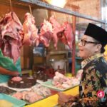 Wali Kota Malang Drs H. Sutiaji saat meninjau stok bahan pokok di Pasar Bunulrejo Kota Malang (Foto : Istimewa)