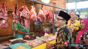 Wali Kota Malang Drs H. Sutiaji saat meninjau stok bahan pokok di Pasar Bunulrejo Kota Malang (Foto : Istimewa)