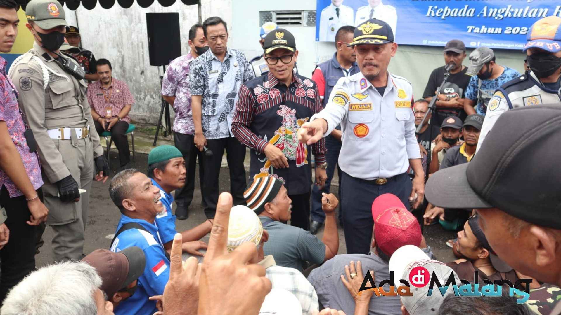Kepala Dishub Kota Malang, R. Widjaja Saleh Putra saat mendampingi Wali Kota Sutiaji menyerahkan bantuan BBM kepada mikrolet di Terminal Arjosari Kota Malang