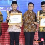Wali Kota Malang Drs H. Sutiaji menerima Penghargaan dari Pemprov Jatim sebagai Kota Terbaik Ke-2 untuk Perencanaan Pembangunan Daerah (PPD)