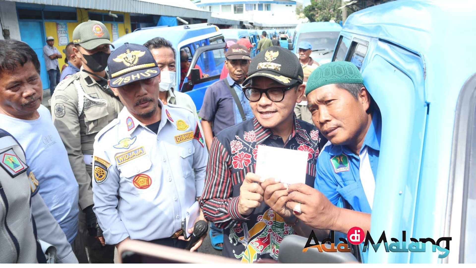 Wali Kota Malang Drs H. Sutiaji menyerahkan bantuan BBM berupa voucher (kupon) BBM kepada sopir mikrolet di Terminal Arjosari Kota Malang