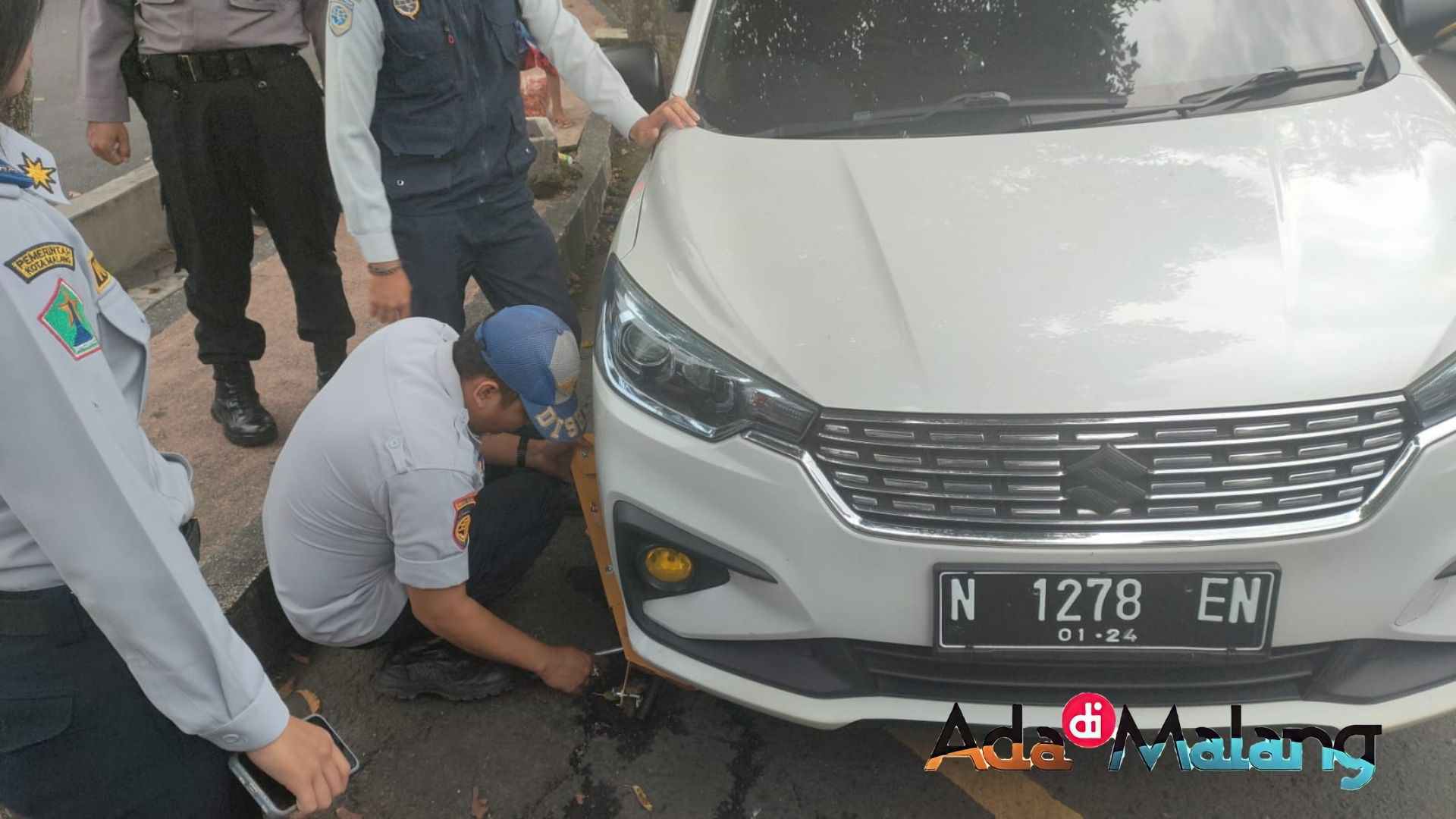 Petugas Dinas Perhubungan Kota Malang melakukan penggembokan pada kendaraan roda 4 yang melanggar aturan parkir dalam Operasi Tepak Ramadhan 2023