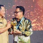 Wali Kota Malang menerima penghargaan pencapaian 100 persen UHC yang diserahkan oleh Menteri Dalam Negeri