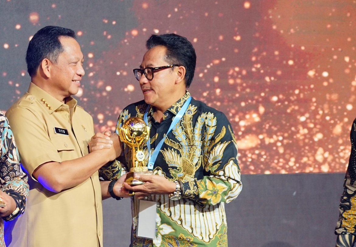 Wali Kota Malang menerima penghargaan pencapaian 100 persen UHC yang diserahkan oleh Menteri Dalam Negeri