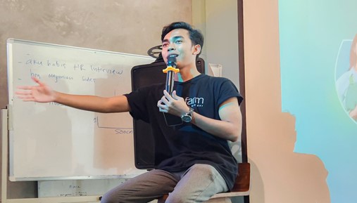 CEO Axotic Farm, Daffa Khairan saat mempresentasikan tentang Axotic Farm (Foto : Istimewa)